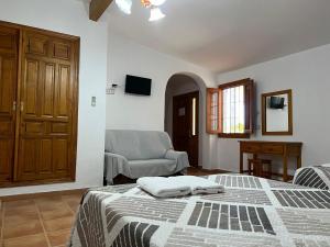 El retiro hotel rural في موراتايا: غرفة نوم عليها سرير وفوط