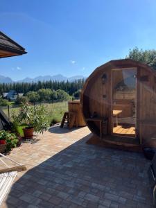 Ogród w obiekcie Bajkowa Osada Murzasichle domek z jacuzzi