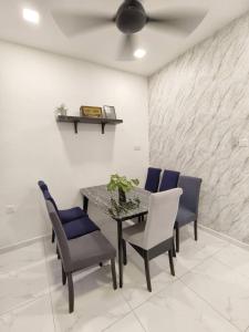 イポーにあるOcean Private Pool Homestay Ipoh 海洋风情泳池民宿 14px（Wellsonhome）のダイニングルーム(テーブル、青い椅子付)