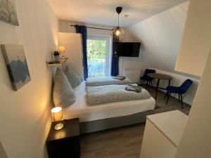 a small bedroom with a bed and a window at Haus Osterstraße in Norden