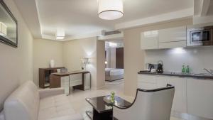 Kuchyň nebo kuchyňský kout v ubytování Fraser Suites Abuja