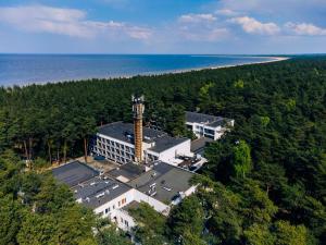 widok na budynek nad oceanem w obiekcie Hotel Orle w Gdańsku