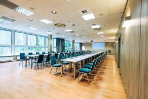 sala konferencyjna z długimi stołami i krzesłami w obiekcie Hotel Orle w Gdańsku +37 zdjęć