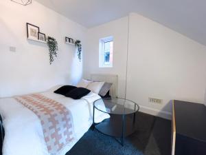 מיטה או מיטות בחדר ב-Peaceful Retreat: Work & Leisure