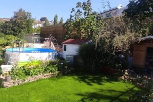 een achtertuin met een zwembad en een tuin bij Bijou 2 hübsche 1 Zimmer Wohnung in Herisau