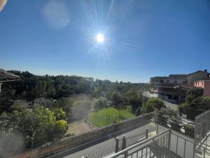 - une vue sur un parc depuis le balcon d'un bâtiment dans l'établissement Il Nido dell’Aquila, à Moncalvo