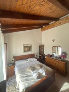 1 dormitorio con 1 cama grande y espejo en Il Nido dell’Aquila, en Moncalvo