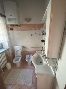 La petite salle de bains est pourvue d'un lavabo et de toilettes. dans l'établissement Il Nido dell’Aquila, à Moncalvo