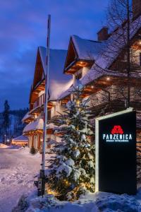 ビャウカにあるParzenica B&Bの雪の中のクリスマスツリー