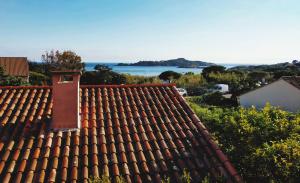 un techo rojo con vistas al océano en Loft T3 Duplex Vue Mer Porquerolles, en Hyères
