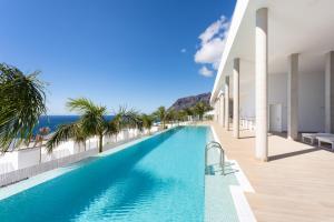 Bazén v ubytování Crystal I Luxury Apartments by EnjoyaHome nebo v jeho okolí