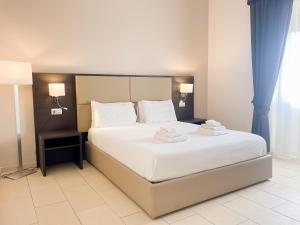 A bed or beds in a room at Brain Apartment Pagani