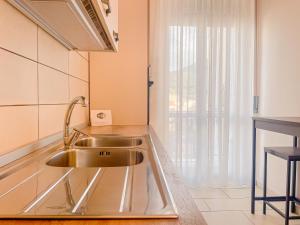 A kitchen or kitchenette at Brain Apartment Pagani