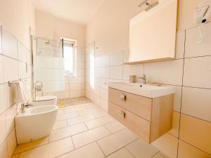 A bathroom at Brain Apartment Pagani