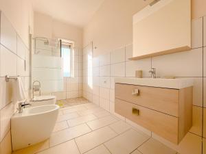 A bathroom at Brain Apartment Pagani
