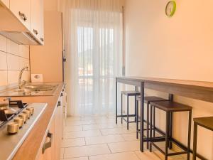 A kitchen or kitchenette at Brain Apartment Pagani