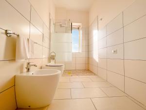 A bathroom at Brain Apartment Pagani