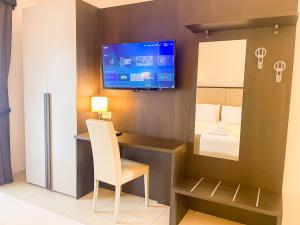 A television and/or entertainment centre at Brain Apartment Pagani Még 19 kép