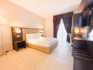 una camera d'albergo con letto e finestra di Brain Apartment Pagani a Pagani