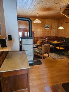 ein Wohnzimmer mit einem Holzofen im Zimmer in der Unterkunft L'ancien hospice in Bourg-Saint-Pierre