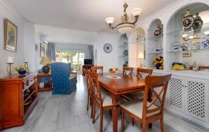 a dining room with a wooden table and chairs at Playa Lucera in Sitio de Calahonda
