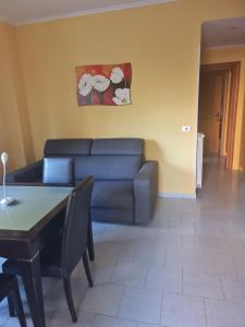 een woonkamer met een bank en een tafel bij Home Ciampino in Ciampino