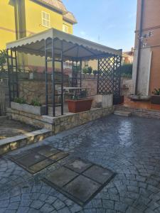 een patio met een prieel voor een huis bij Home Ciampino in Ciampino