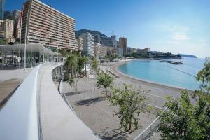 een strand naast een stad met gebouwen bij Villa Caterina, Proche Monaco et imprenable vu mer in Beausoleil