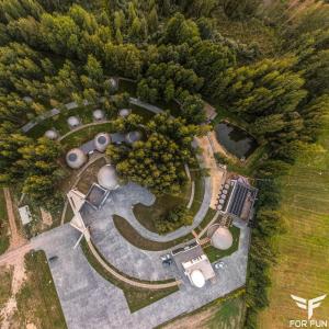 una vista aérea de una granja con un edificio y árboles en ENERGOSFERA - Innowacyjny Ośrodek Turystyki Edukacyjnej 