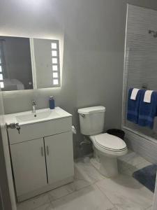 Ένα μπάνιο στο Oak Villa MontegoBay2 Queen Room