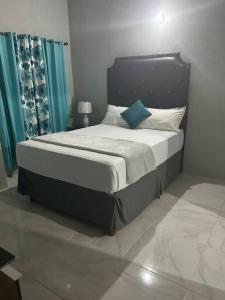 Ένα ή περισσότερα κρεβάτια σε δωμάτιο στο Oak Villa MontegoBay2 Queen Room