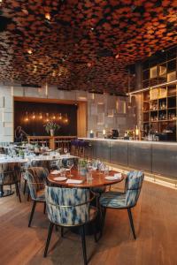 ein Restaurant mit Tischen, Stühlen und einer Bar in der Unterkunft Middle Eight - Covent Garden in London
