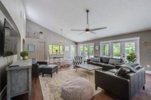 ブレーデントンにあるSerenity Of The Seaのソファとテーブルのあるリビングルーム