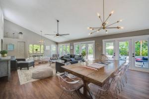 ブレーデントンにあるSerenity Of The Seaのテーブルと椅子のあるダイニングルームとリビングルーム