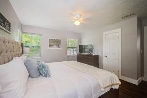 ブレーデントンにあるSerenity Of The Seaの白いベッドと天井ファンのある寝室 +40枚の写真