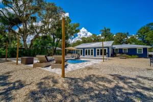 ブレーデントンにあるSerenity Of The Seaの正面にプールがある家