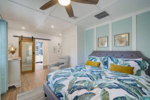 um quarto com uma cama e uma ventoinha de tecto em The Nest em Sarasota