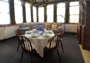 comedor con mesa con sillas y sofá en LA CASA ALTA en la ruta del Camino de Santiago, en A Guarda