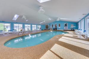 een groot zwembad in een kamer met blauwe muren bij Quaint Condo in Wells with Community Indoor Pool! in Wells
