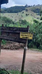 a sign sitting on the side of a road at Rancho Maria Pimenta in Joanópolis
