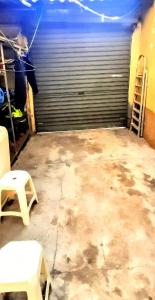 サンパウロにあるSétimo Hostel 7のガレージドアとスツール2脚が付いた空車ガレージ