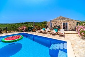 Villa con piscina y casa en Island Getaway - Heritage House with heated pool en Mirce