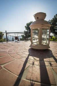 una linterna sentada en la parte superior de un patio de piedra en ToviMar Apartments, en Taormina