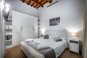 ein Schlafzimmer mit einem großen weißen Bett mit zwei Kissen in der Unterkunft Roommo Beccaria in Florenz