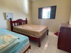 1 Schlafzimmer mit 2 Betten und einem Fenster in der Unterkunft Rancho próximo rio pesca Sales in Sales