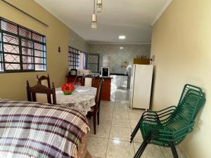 a kitchen and dining room with a table and a refrigerator at Rancho próximo rio pesca Sales in Sales
