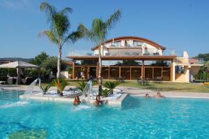 un grupo de personas en una piscina en Magicomar Hotel, en Ascea