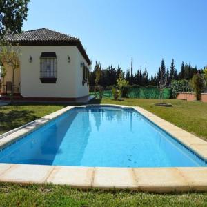 una piscina en el patio de una casa en Chalet Piscina Privada Urbanización Roche Viejo, en Conil de la Frontera