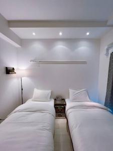 two beds are lined up in a room at 日本橋ルーム41-ArashiHotel in Osaka