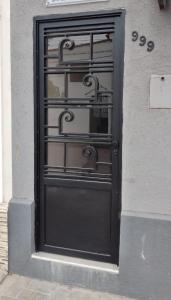 a black door on the side of a building at Dúplex GUMANS in Goya